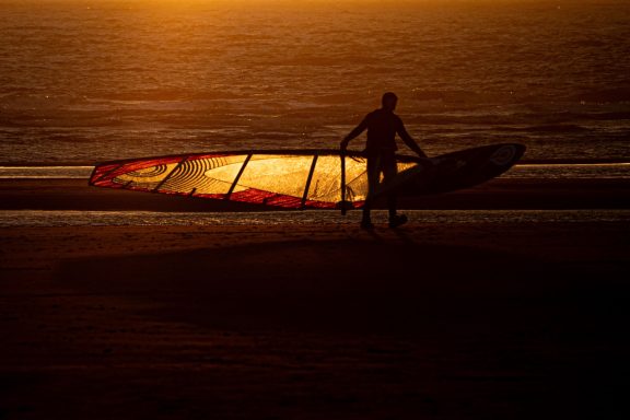 19 Gesine Schönborn - Surfer im Abendlicht